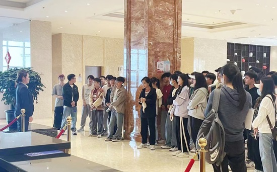 12日上午，，，，，南山花园精品旅馆观摩学习（地建旅馆公司）.jpg